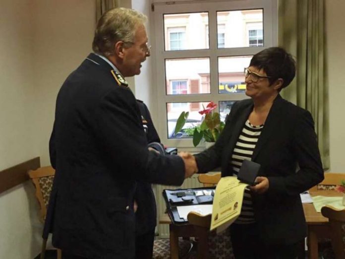 Christine Schneider nahm die Landesmedaille in Bronze des Verbands der Reservisten von Oberst a.D. Joachim Sanden entgegen