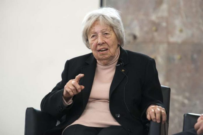 Trude Simonsohn in der Paulskirche (Foto: Heike Lyding)