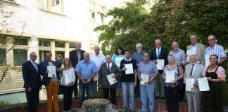 17 Frauen und Männer zeichneten Landrat Ernst Walter Görisch (l.) und Ralph Schellenberger, Vorsitzender der Kreisverkehrswacht (6.v.l.), für jahrzehntelanges vorbildliches Fahren mit Urkunden und Ehrennadeln aus.