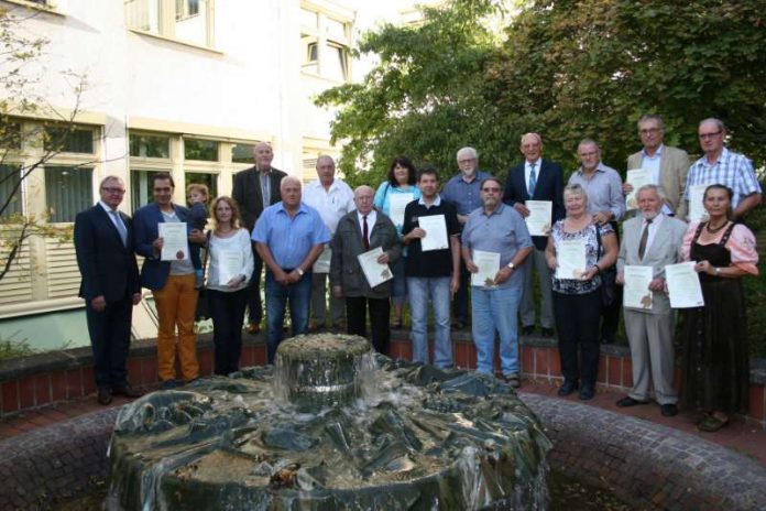 17 Frauen und Männer zeichneten Landrat Ernst Walter Görisch (l.) und Ralph Schellenberger, Vorsitzender der Kreisverkehrswacht (6.v.l.), für jahrzehntelanges vorbildliches Fahren mit Urkunden und Ehrennadeln aus.