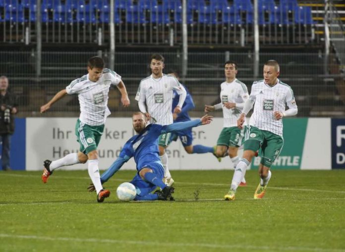 FCA-Spieler Andreas Schön in Aktion (Foto Pfeifer). FCA-Spieler Andreas Schön in Aktion (Foto Pfeifer).