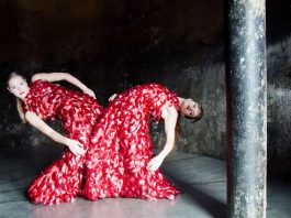 Probenfoto: Mitglieder der Dance Company Nanine Linning / Theater Heidelberg: links Demi-Carlin Aarts, rechts Marie-Louise Hertog. (Foto: Annemone Taake)