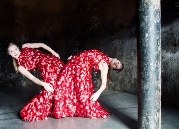 Probenfoto: Mitglieder der Dance Company Nanine Linning / Theater Heidelberg: links Demi-Carlin Aarts, rechts Marie-Louise Hertog. (Foto: Annemone Taake)