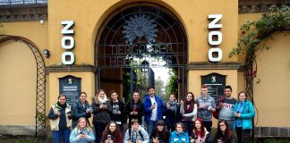 Schülergruppe der Sonnenbergschule Angelbacht mit gesammelten Handys. Ganz links: Daniela Beckert (päd. Leitung der Zooschule), ganz rechts: Fr. Fröhlich (Lehrerin) (Foto: Zooschule Heidelberg)