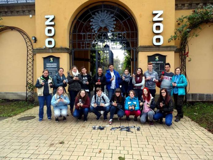 Schülergruppe der Sonnenbergschule Angelbacht mit gesammelten Handys. Ganz links: Daniela Beckert (päd. Leitung der Zooschule), ganz rechts: Fr. Fröhlich (Lehrerin) (Foto: Zooschule Heidelberg)