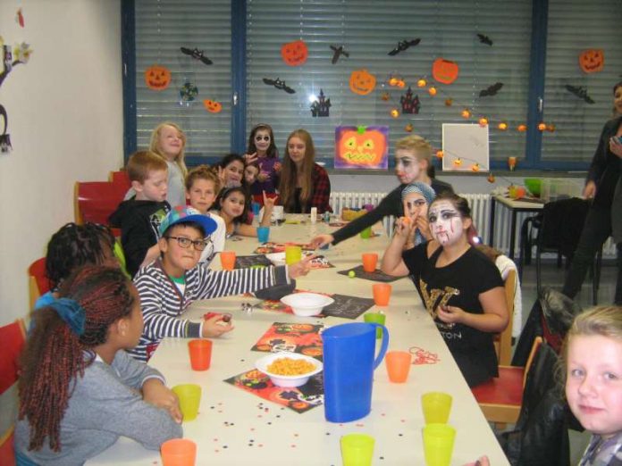Die Kids freuen sich auf die Party
