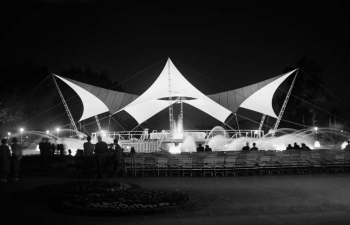 Nachtansicht des Tanzbrunnens für die Bundesgartenschau 1957 in Köln (Foto: saai | Südwestdeutsches Archiv für Architektur und Ingenieurbau, Karlsruher Institut für Technologie, Werkarchiv Frei Otto)