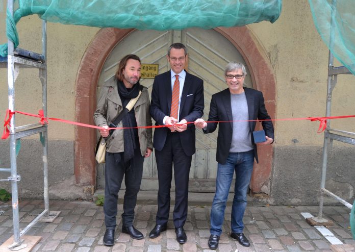 Bürgermeister Dr. Maximilian Ingenthron (mitte) mit Rolf Fuhrmann, Geschäftsführer der Fuhrmann Planen & Bauen GmbH & Co. KG (rechts) und Architekt Jürgen Ochsenkühn (links) vor dem Gebäude Salzhausgasse 2 (Foto: Stadt Landau in der Pfalz)