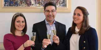 Oberbürgermeister Thomas Hirsch (mitte) mit der amtierenden Weinprinzessin Rosa I. (links) und der künftigen Landauer Weinhoheit Lilli Joachim (rechts). (Foto: Stadt Landau in der Pfalz)