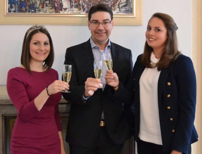 Oberbürgermeister Thomas Hirsch (mitte) mit der amtierenden Weinprinzessin Rosa I. (links) und der künftigen Landauer Weinhoheit Lilli Joachim (rechts). (Foto: Stadt Landau in der Pfalz)