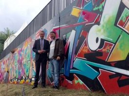 Bei einem Rundgang präsentierte Graffiti-Künstler Till Heim Bürgermeister und Bau- sowie Kulturdezernent Dr. Maximilian Ingenthron das neue Graffiti an der Brücke Süd. (Foto: Stadt Landau in der Pfalz)