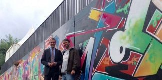 Bei einem Rundgang präsentierte Graffiti-Künstler Till Heim Bürgermeister und Bau- sowie Kulturdezernent Dr. Maximilian Ingenthron das neue Graffiti an der Brücke Süd. (Foto: Stadt Landau in der Pfalz)