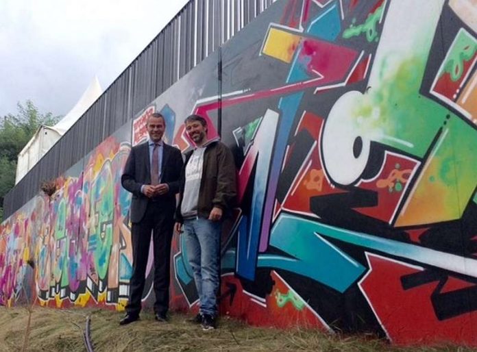 Bei einem Rundgang präsentierte Graffiti-Künstler Till Heim Bürgermeister und Bau- sowie Kulturdezernent Dr. Maximilian Ingenthron das neue Graffiti an der Brücke Süd. (Foto: Stadt Landau in der Pfalz)