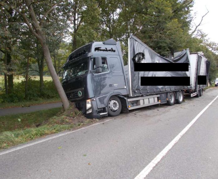 Der verunfallte LKW (Foto: Polizei)