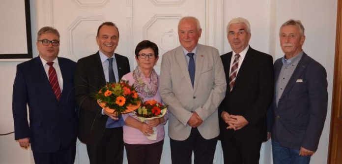 Uwe Schwind, Bürgermeister der Verbandsgemeinde Jockgrim, Landrat Dr. Fritz Brechtel, Ehepaar Bellaire, Gerhard Beil, Bürgermeister der Ortsgemeinde Rheinzabern, und Sigfried Schloss, langjähriger Weggefährte des Geehrten. (Foto: Kreisverwaltung Germersheim)