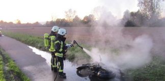 Die Feuerwehr löschte ein brennendes Motorrad (Foto: Feuerwehr Haßloch)