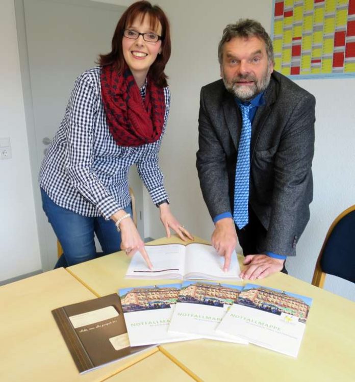 Bürgermeister Ingo Röthlingshöfer und Abteilungsleiterin Sandra Gröschel-Krämer stellen die neue Notfallmappe vor. (Foto: Stadtverwaltung Neustadt)