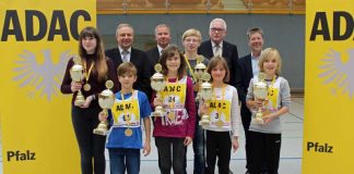 v.l.: Thomas Barth, Geschäftsführer des ADAC Pfalz, Steffen Fitzer, Leiter der Verkehrsabteilung des ADAC Pfalz, Klaus-Peter Sehnert, Vorsitzender des ADAC Pfalz und Jürgen Menge, Ministerialrat im rheinland-pfälzischen Verkehrsministerium freuen sich mit den Pfalzmeistern des Jahres 2016: Ricarda Hartmann (Lindenberg), Jannis Wilhelmi (Limburgerhof), Maren Kaiser (Esthal), Michael Schumacher (Hauenstein), Charisa Knoll (Esthal), Samuel Bröhl (Esthal). (Foto: ADAC Pfalz)