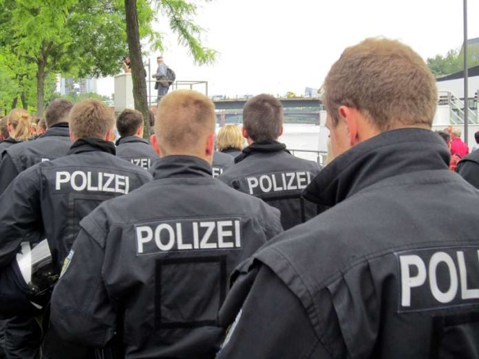 Polizeibeamte (Foto: Eoghan OLionnain / Flickr - CC BY-SA 2.0)