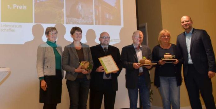 Verleihung des Umweltpreises (Foto: Stadtpark Mannheim gemeinnützige GmbH) Preisverleihung (Foto: Stadtpark Mannheim gemeinnützige GmbH)