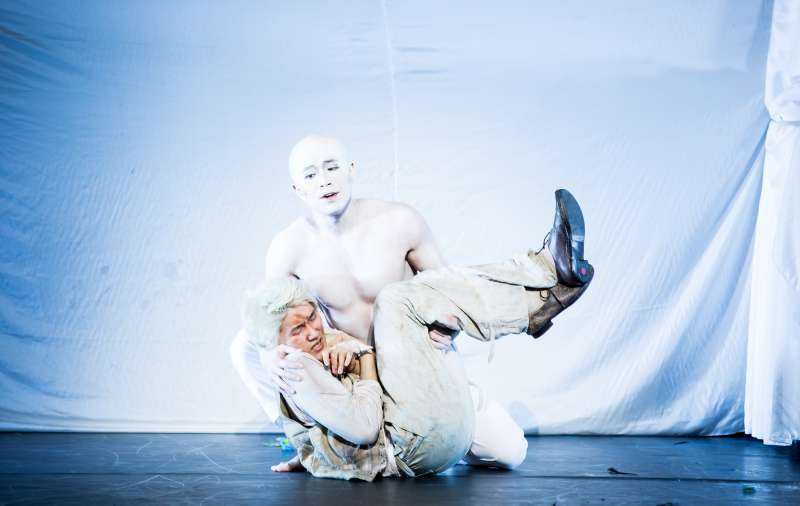 Kangmin Justin Kim (Arthur Gordon Pym), Namwon Huh (Weiße Gestalt) (Foto: Annemone Taake)
