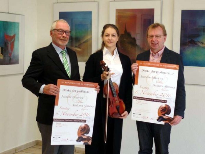 VHS-Leiter Klaus-Dieter Stöppel, Violinistin Jeanette Pitkevica und Bürgermeister Matthias Baaß (Foto: Stadtverwaltung Viernheim)