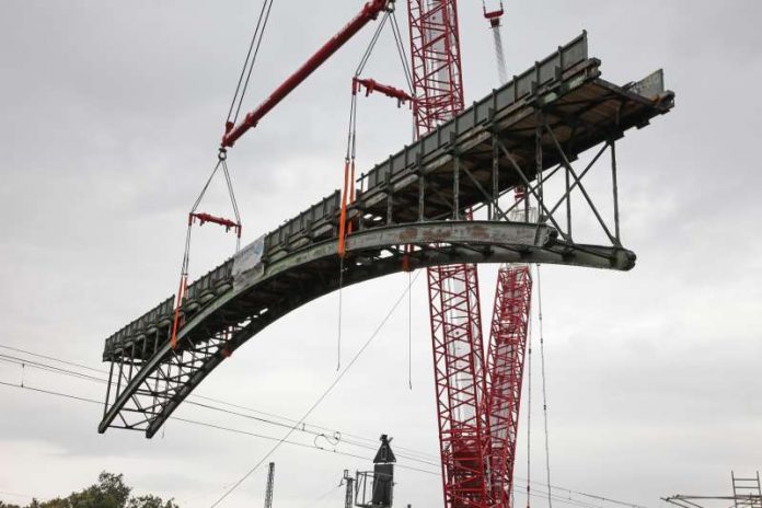 Ausheben des historischen Brückenbogens mit einem Raupenkran (Foto: H.D.Fehrenz/O.Ringel)