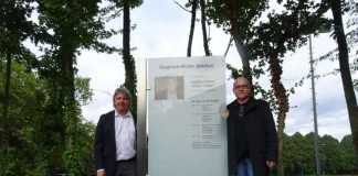 bfv-Präsident Ronny Zimmermann (links) zusammen mit Gerd Müller, dem Sohn von Siegfried Müller, bei der Einweihung des Siegfried-Müller-Stadions. (Foto: bfv)