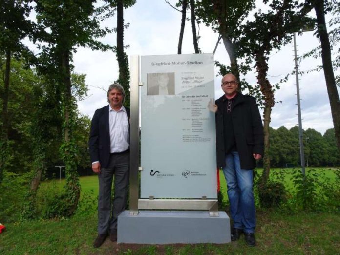 bfv-Präsident Ronny Zimmermann (links) zusammen mit Gerd Müller, dem Sohn von Siegfried Müller, bei der Einweihung des Siegfried-Müller-Stadions. (Foto: bfv)