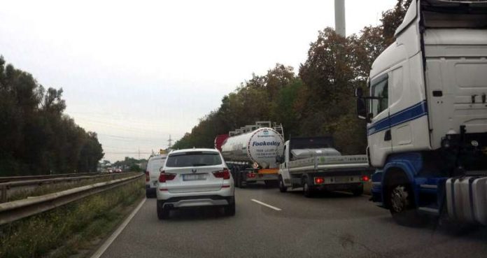 Stau auf der B9 bei Ludwigshafen-Nachtweide in FR LU-Mitte (Foto: Metropolnews)