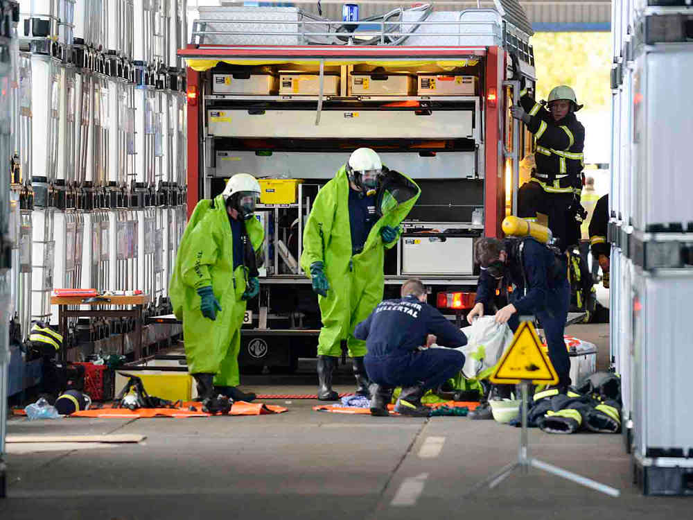 Feuerwehrleute in Chemikalienschutzanzügen (Foto: Helmut Dell)