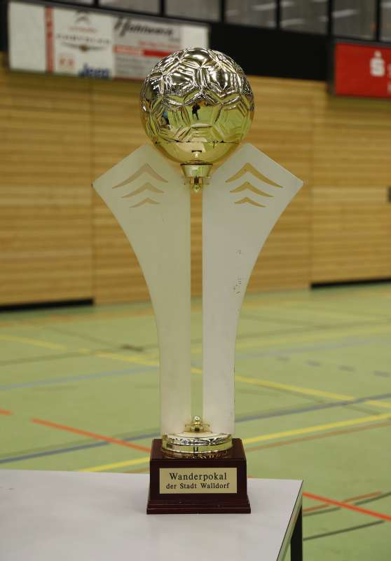 Um den Wanderpokal der Stadt Walldorf wird am Samstag, 22. Oktober, beim 27. Behördenfußballturnier gekämpft. (Foto: Jan A. Pfeifer) Um den Wanderpokal der Stadt Walldorf wird am Samstag, 22. Oktober, beim 27. Behördenfußballturnier gekämpft. (Foto: Jan A. Pfeifer)