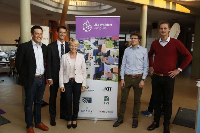 Bürgermeisterin Christiane Staab begrüßte gemeinsam mit Steffen Link, Matthias Gruber, Sebastian Steuer und Hans Schermeyer (v.l.n.r.) ein sehr kundiges und interessiertes Publikum (Foto: Helmut Pfeifer)