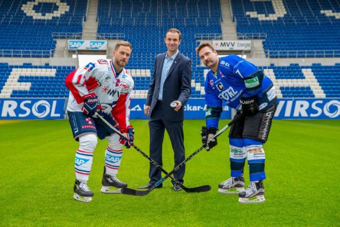 Marcus Kink #17 / Adler , Daniel Hopp, Sascha Goc, Promo DEL Wintergame 2017, DEL Eishockey Adler Mannheim 2016 / 2017, (Foto: AS Sportfoto / Soerli Binder)