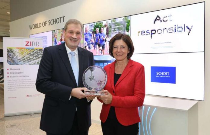 Dr. Frank Heinricht, Vorstandsvorsitzender der SCHOTT AG. nahm den Preis von Malu Dreyer entgegen (Foto: SCHOTT AG)