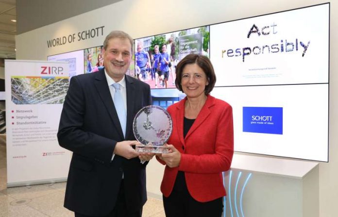 Dr. Frank Heinricht, Vorstandsvorsitzender der SCHOTT AG. nahm den Preis von Malu Dreyer entgegen (Foto: SCHOTT AG) Dr. Frank Heinricht, Vorstandsvorsitzender der SCHOTT AG. nahm den Preis von Malu Dreyer entgegen (Foto: SCHOTT AG)