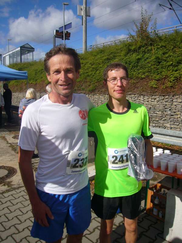 Markus Jancura (rechts, grünes Trikot) gewann sowohl den 5- als auch den 10km-Wettbewerb beim 1. Zementwerklauf in Wössingen, Uwe Held wurde Zweiter beim 10km-Lauf (Foto: Hannes Blank)