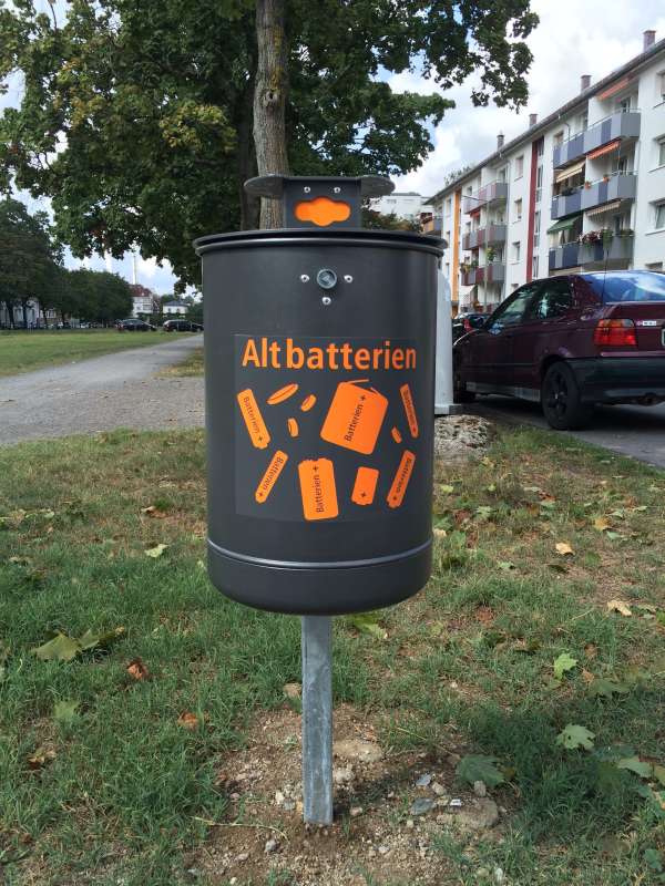 Im Karlsruher Stadtgebiet stehen jetzt insgesamt 342 Batteriebehälter in neuem Design. Im Karlsruher Stadtgebiet stehen jetzt insgesamt 342 Batteriebehälter in neuem Design. (Foto: Stadt Karlsruhe)
