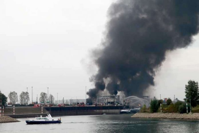 Deutlich zu sehen wie die Feuerwehr angelegte Schiffe unter Wasser setzt, damit diese nicht anfangen zu brennen Die Feuerwehr kühlt umliegende Schiffe, damit diese nicht anfangen zu brennen (Foto: Metropolnews)