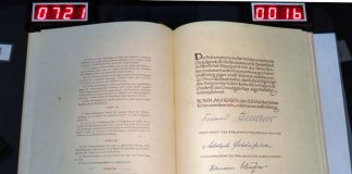 Grundgesetz, aufgeschlagenes Buch (Foto: BBK)