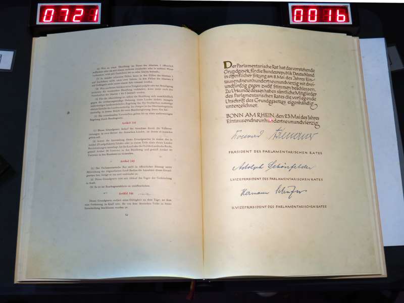 Grundgesetz, aufgeschlagenes Buch (Foto: BBK)