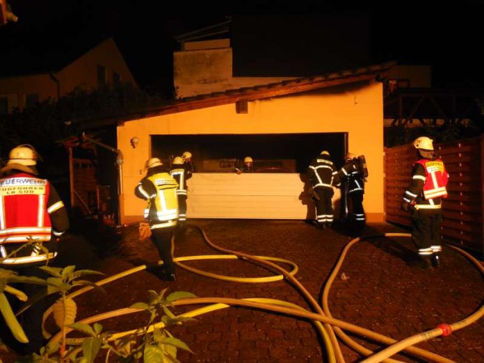 In einer Doppelgarage brach ein Brand aus (Foto: Feuerwehr Bad Kreuznach)