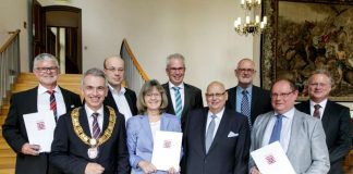 OB Peter Feldmann bei Verleihung der Ehrenbriefe im Kreise der Ausgezeichneten (Foto: Stefanie Koesling)