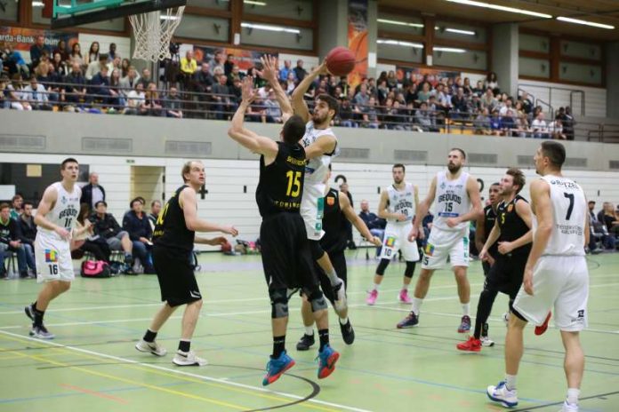 Miguel Cardoso bedient Elnis Prasovic (Foto: KIT SC GEQUOS/Denny Möller)