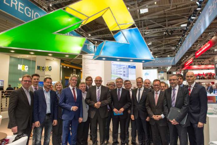Delegationsbesuch aus der Region am Stand der Metropolregion Rhein-Neckar: Auch Landrat Stefan Dallinger und die Kollegen der Wirtschaftsförderung des Rhein-Neckar-Kreises waren dabei. Delegationsbesuch aus der Region am Stand der Metropolregion Rhein-Neckar: Auch Landrat Stefan Dallinger und die Kollegen der Wirtschaftsförderung des Rhein-Neckar-Kreises waren dabei.