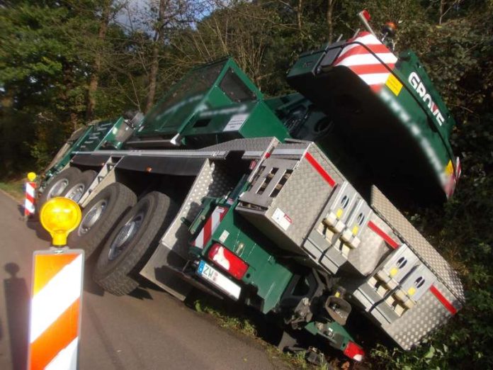 Der verunfallte Mobilkran (Foto: Polizei)