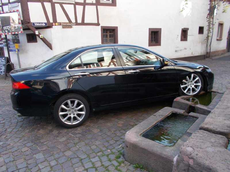 Der Dorfbrunnen stand im Weg