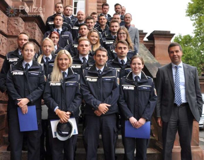 26 Neuzugänge begrüßte Elmar May beim Polizeipräsidium Westpfalz (Foto: Polizei)