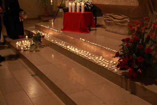 Gäste zündeten Kerzen für die Opfer an