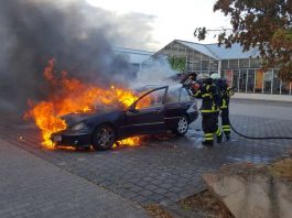 Das Fahrzeug brannte aus (Foto: Feuerwehr Bad Kreuznach)
